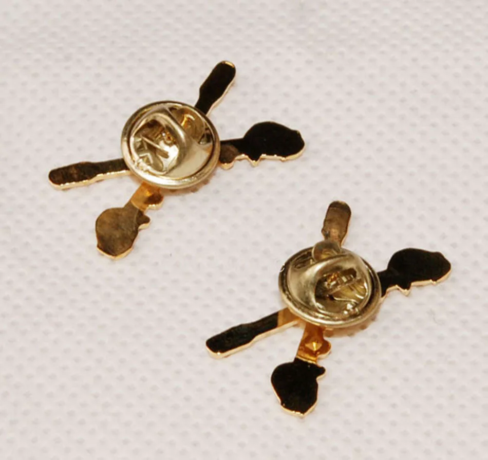 PAIR OF WW2 US ARMY CAVALRY SWORDS METAL OFFICER COLLAR BADGES PIN-US256