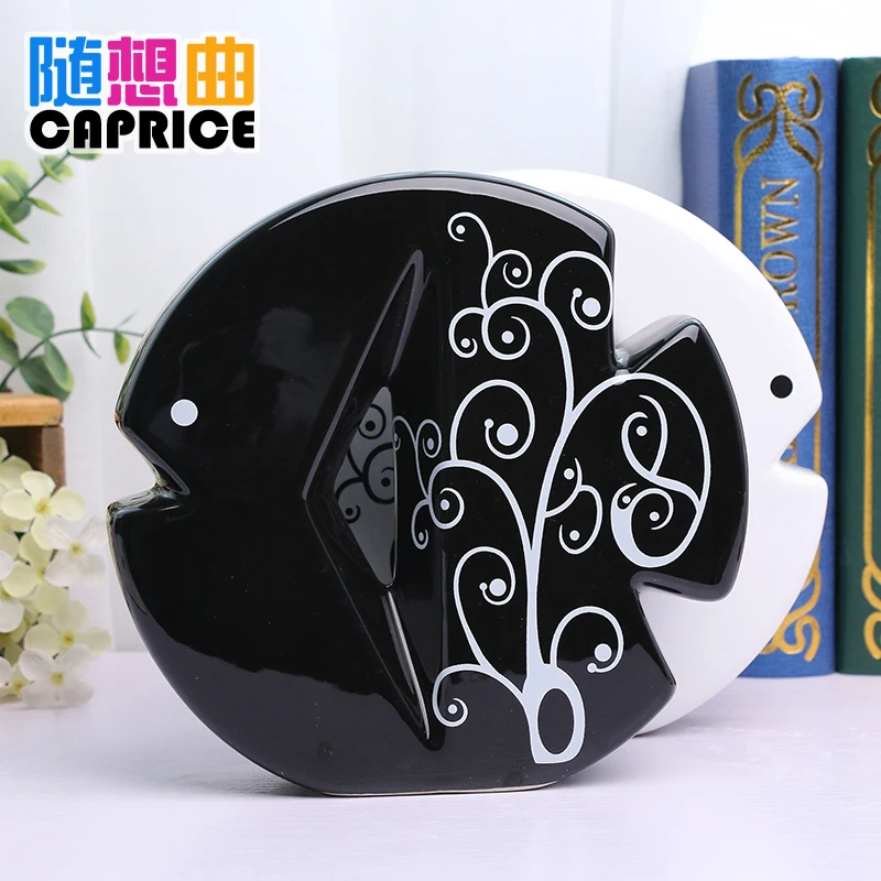 Ceramic ornaments modern minimalist fashion crafts black and white hollow round fish wedding gift Home Furnishing Decor