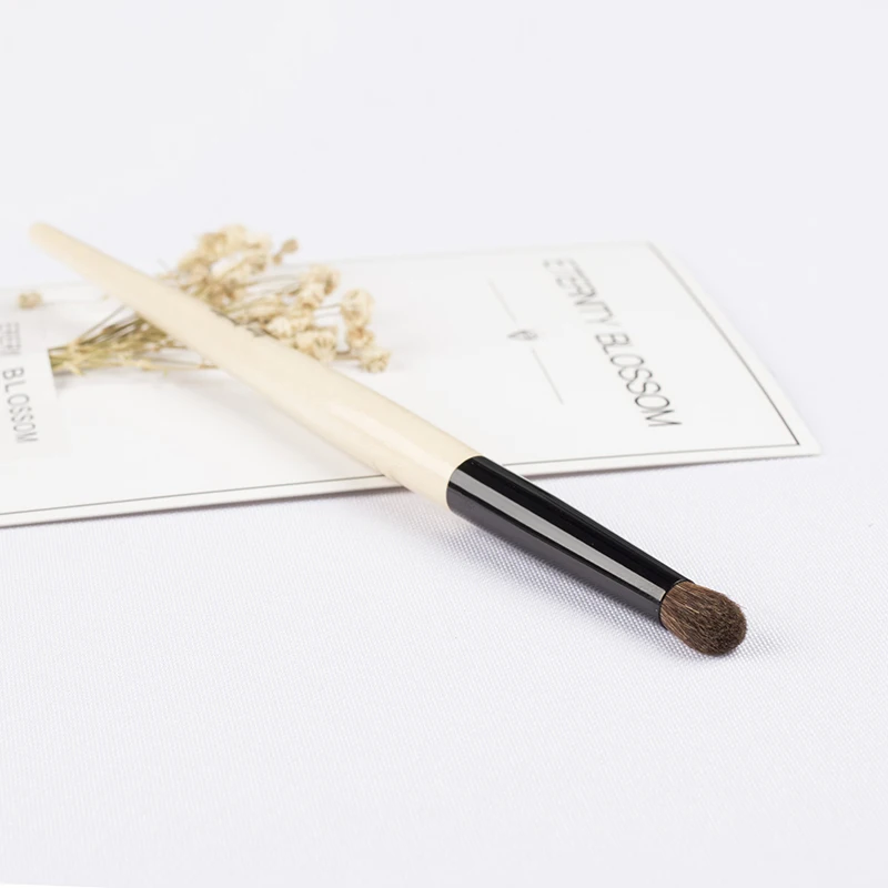 bdbeauty Wood Handle Eye Smudge Brush - Smokey Eye Shadow Shades Blending Brush - Beauty Makeup Applicator Tool