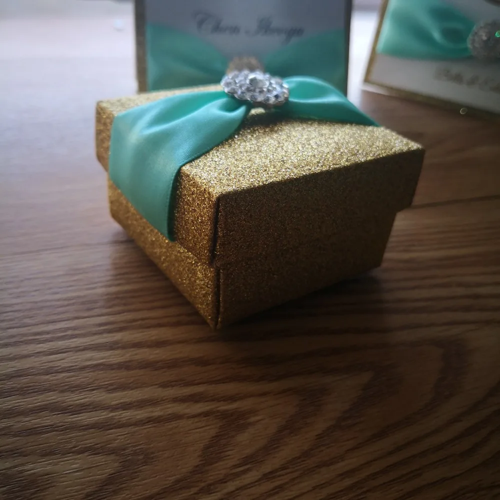 

50pcs/lot The whole web unique Self designed personalized favor box and handy bag in glitter material two sizes available