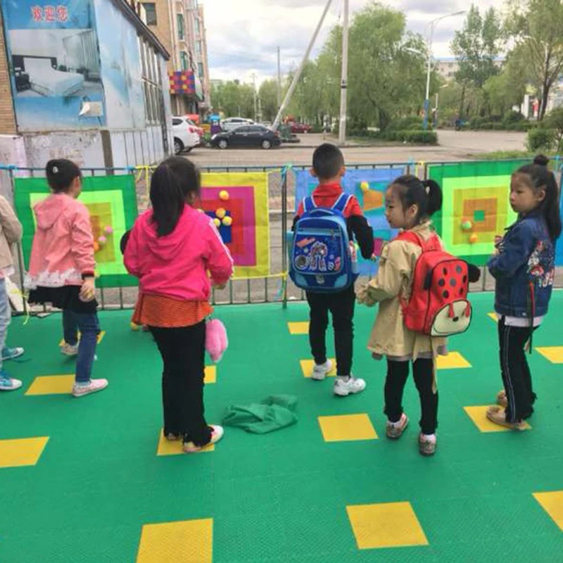 Crianças jogando placa jardim de infância sentido formação de sacos de areia alvo pegajoso pegajoso bola brinquedos Pai-Filho brinquedos esportes ao ar livre