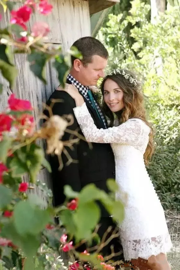 Robe de mariée de campagne en dentelle, tenue de mariage courte, avec gaine, col en bijou, manches longues, dos nu, longueur au-dessus du genou