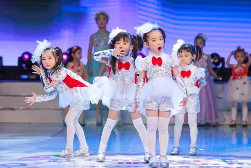 Disfraz de baile de Jazz con plumas de lentejuelas para niña, nuevo vestido de salón, ropa de baile Hip-Pop, top moderno con lentejuelas + falda