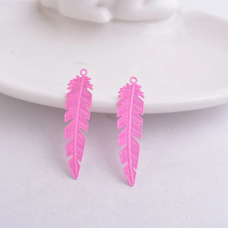 100 Stück AC2693 Sommerliche Niedliche Filigrane Feder-Anhänger Material Bisuteria Weiß Lila Schwarz Anhänger Verbinder Verzierung Schmuck – Detail 7