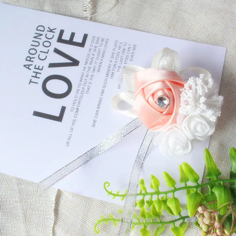 YO CHO Seidenrosen, weiße Handgelenk-Corsage, Handgelenkblumen für Brautjungfern, Blumenarmband, rosa, blau, Brautschwestern, Hochzeitsaccessoires – Detail 7