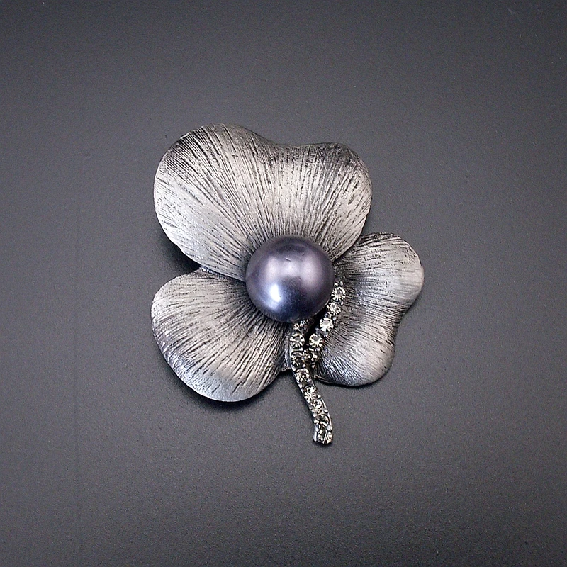 New Charming Brooch Pin Fashion Woman Gray Pearl Antique Rhinestone Flower Black Tone 3 Leaves Tin Brooch Pin Item NO.: BH7948