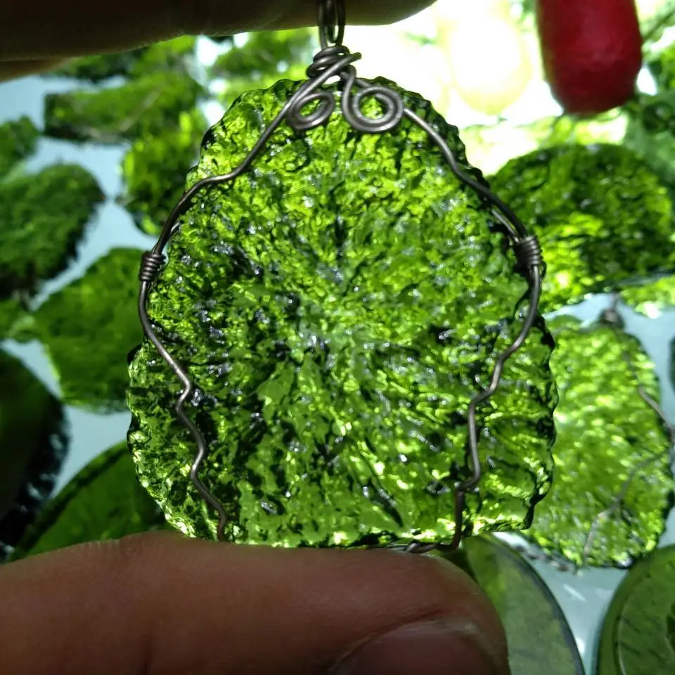 Hot Sale A+ Natural Moldavite green aerolites crystal Falling stone pendant energy apotropaic 15g-25g/ lot + free rope Necklace