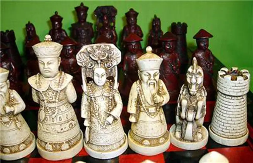 Exquisite Chinese Qing Dynasty Character 32 pieces chess set & Leather Wood Box Flower Bird Table