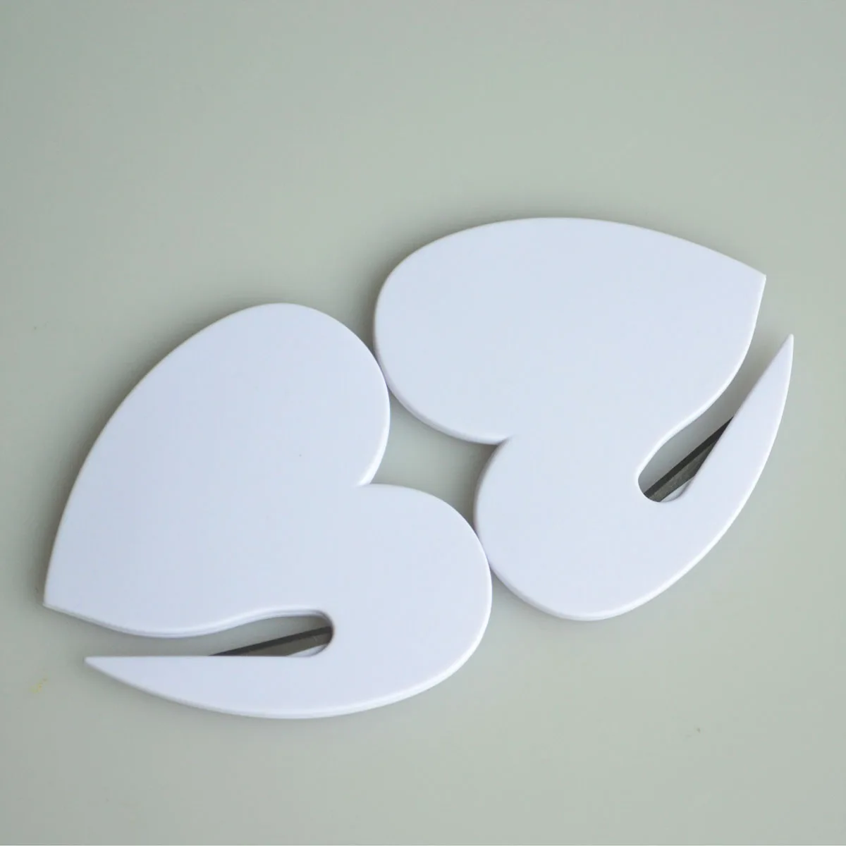 20Pcs/Pack Plastic Miny Letter Envelope Kife Mail Opener Outdoor Accessories Safety Paper Guarded Cutter Blade Heart-shape