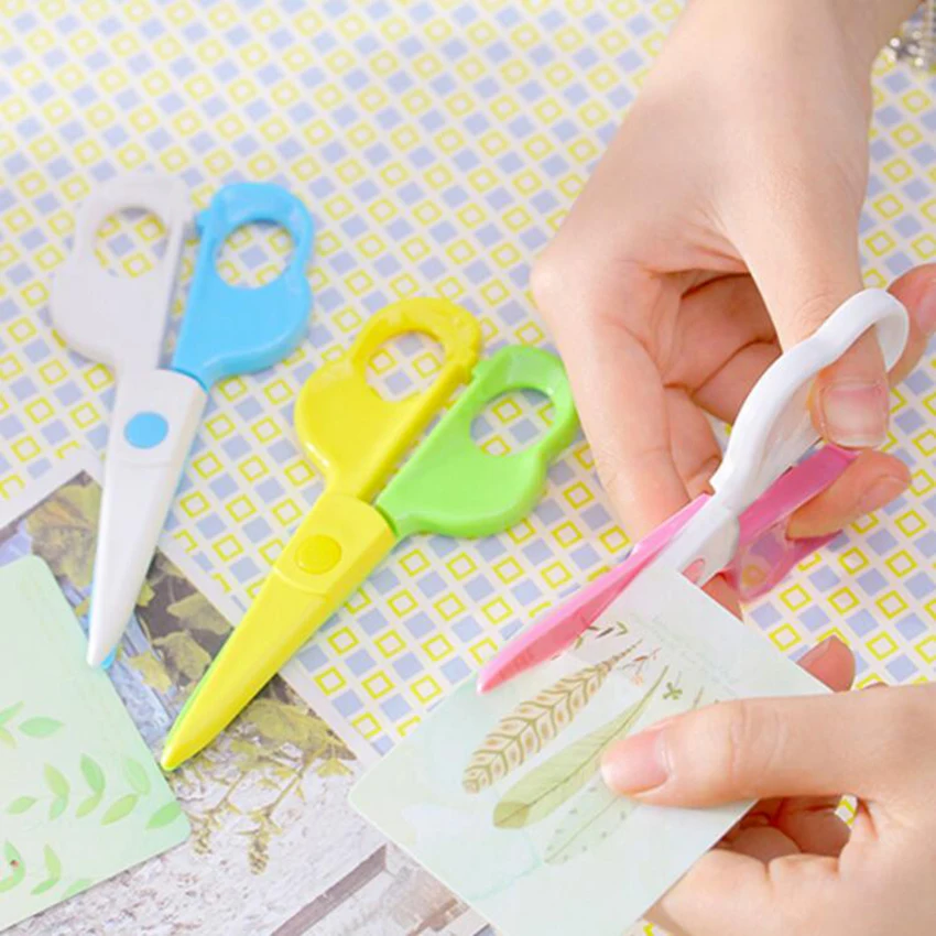 Plastic scissors /Safety scissors for children/Not to hurt the hand paper cutting knife 12.5*6cm