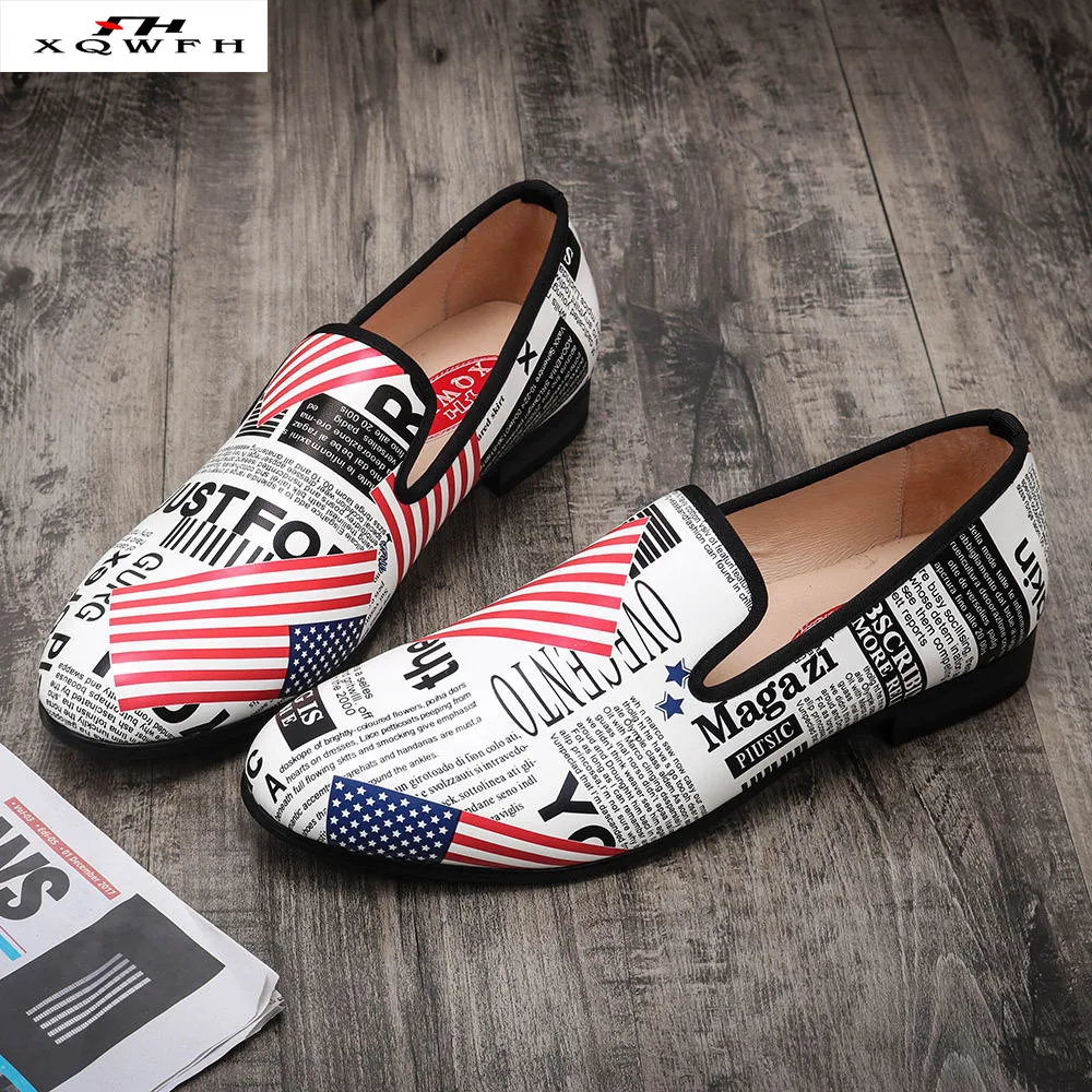 XQWFH Fashion English Letters Printed Casual Shoes for Men Mixed Colors Leather Loafers Ballroom Dance Shoes Smoking Slippers