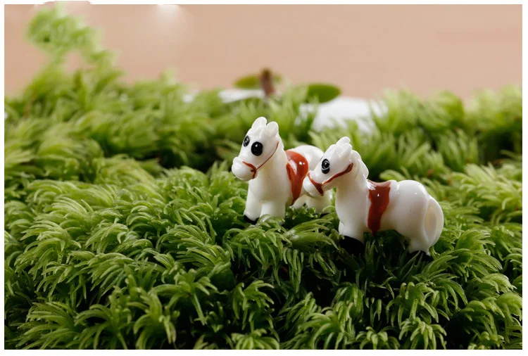2pcs White Red Small Horse Figurine Miniature Aniaml Decoration Mini Fairy Garden Cartoon Statue Resin Craft Home Car Decoration