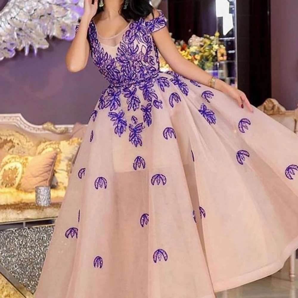 Robe de soirée de forme arabe, tenue de bal, avec décolleté, perles, paillettes, tapis rouge, champagne, 2019