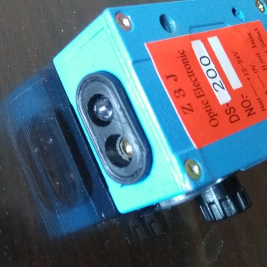 Diffuse Reflection Photoelectric Sensor 12-24V Human Vehicle Small Angle 0.2-2M Short Distance Induction Switch