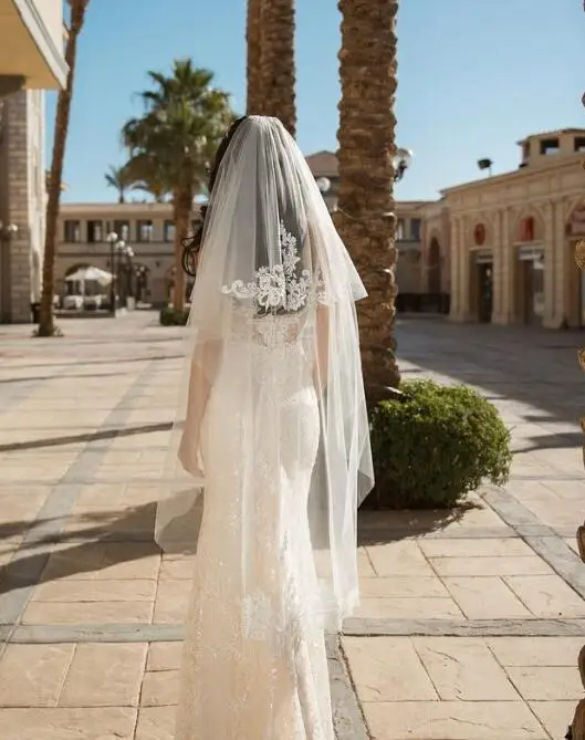 Voile de la chapelle en dentelle 2t, voile de mariage perlé à la main, voile de mariée en dentelle, couvre-chef et peigne ivoire élégant de la chapelle