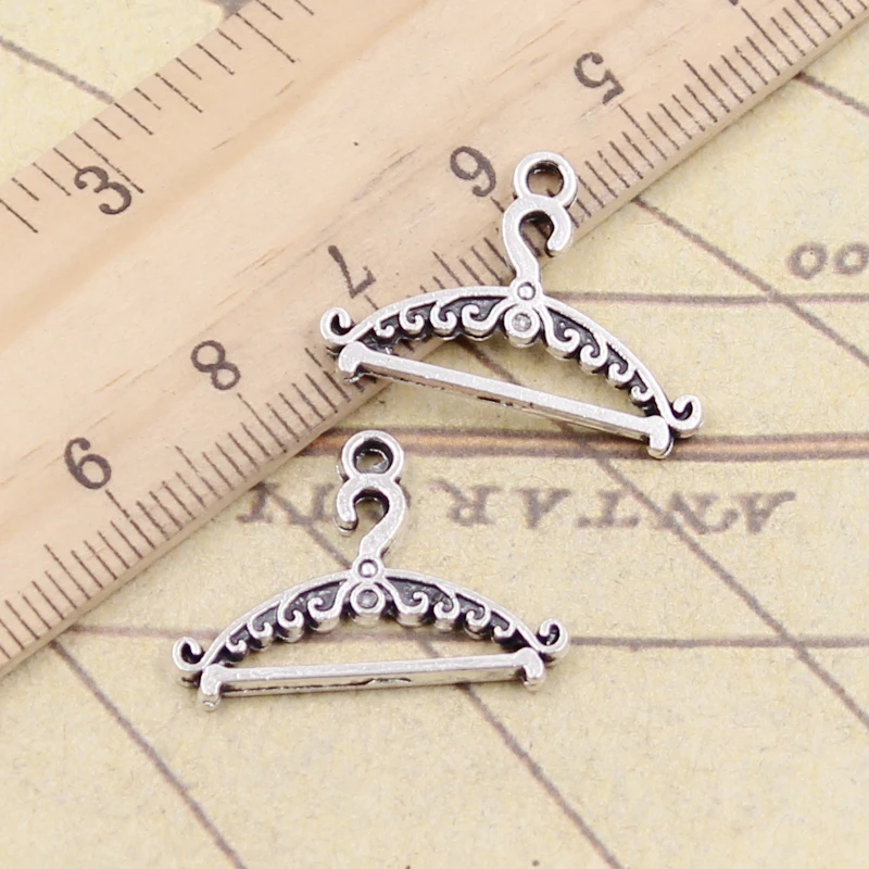 20 sztuk Charms wieszak na ubrania stojak 24x17mm tybetański brąz srebrny kolor wisiorki antyczny tworzenia biżuterii DIY Handmade Craft
