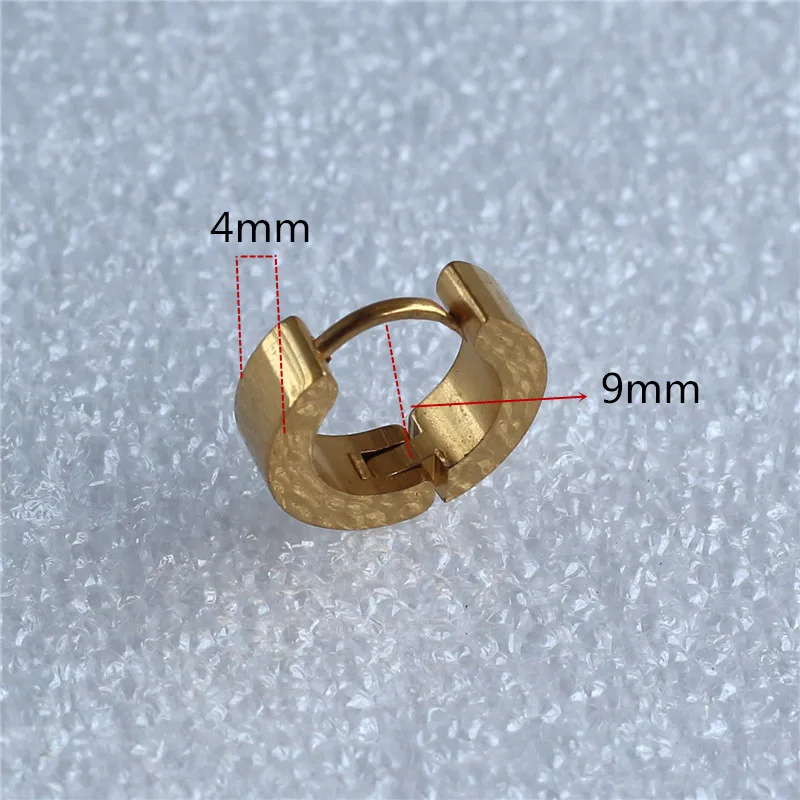 Einfache geometrische Creolen aus Edelstahl, goldfarben, Vakuumbeschichtung, 4 mm x 9 mm. – Detail 3