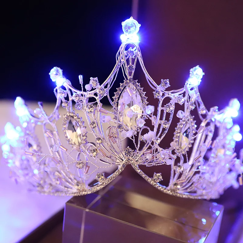 Luxe Blauw Licht Oostenrijk Crystal Crown Rhinestone Parel Bruiloft Tiara Hoofd Ornamenten Vintage Lichtgevende Prom Party Queen Kronen