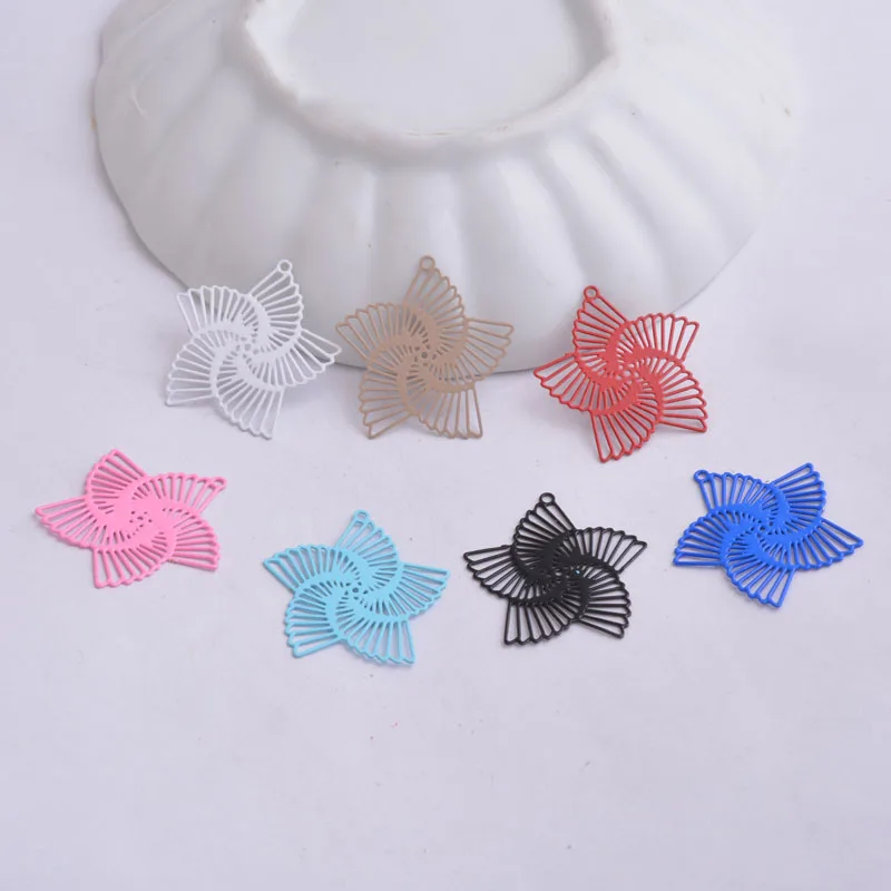 100 Stück AB1298 Bunte Messing-Filigran-Anhänger mit bemalten Blumen, Marineblau und Rot, Metallanhänger für DIY-Schmuckherstellung – Detail 1
