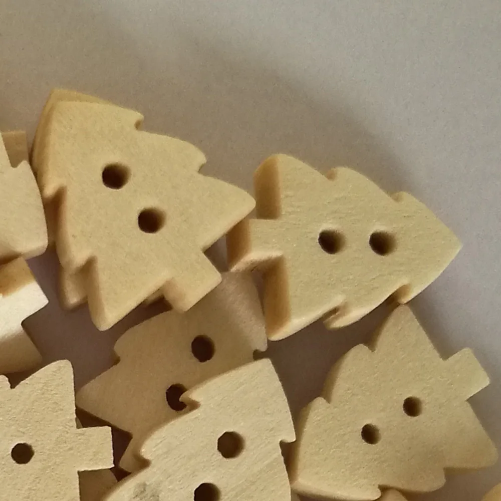 50PCs NEW Natural Wooden Buttons Christams Tree Shape Scrapbooking DIY Craft Sewing Accessories 2 Holes DIY Clothing Accessories