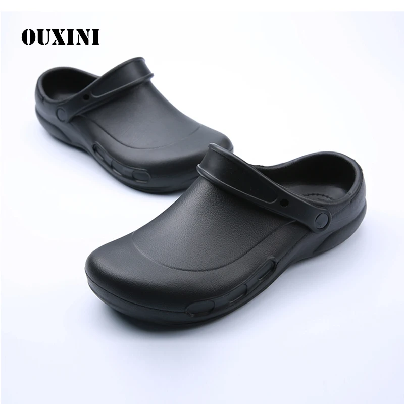 Sandalias de Chef para hombre, zapatos antideslizantes para trabajadores de cocina, zuecos de seguridad a prueba de aceite, impermeables, color negro