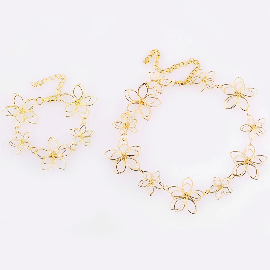 Bellissimi braccialetti con ciondoli di loto cavo per accessori da donna Catene di fiori dorati neri Bracciale rigido Regalo di gioielli di moda per