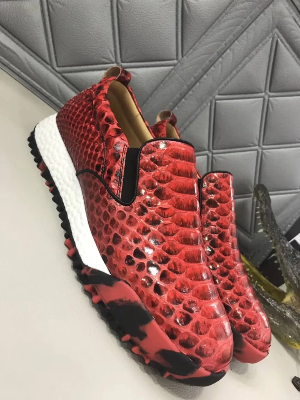 

Newly top quality genuine python skin men shoe fashin leisure flat shoe strong solid thread shoe base red yellow orange colors