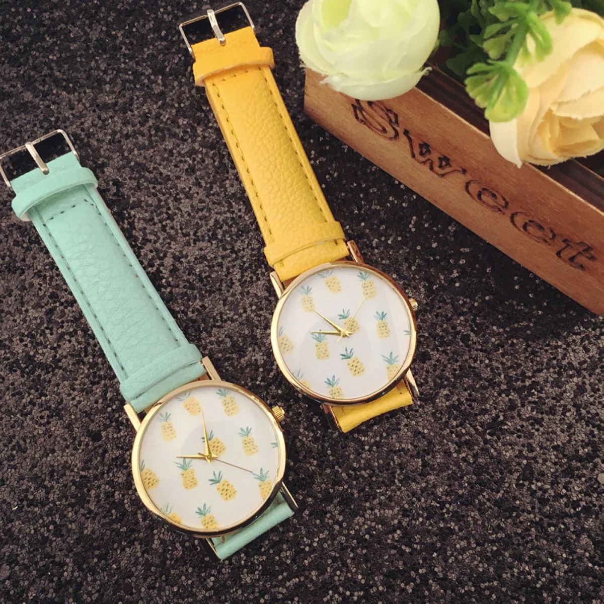 Women's Fashion Pineapple Pattern Leather Band Analog Quartz Wrist Watch