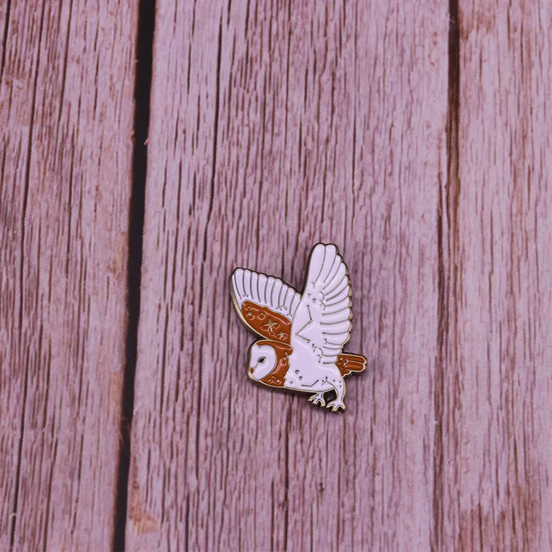 الحظيرة البومة الطيران دبوس المينا الصلب لطيف الطيور بروش الأبراج السماوية مجوهرات الحياة البرية شارة هدية علم الفلك العصرية