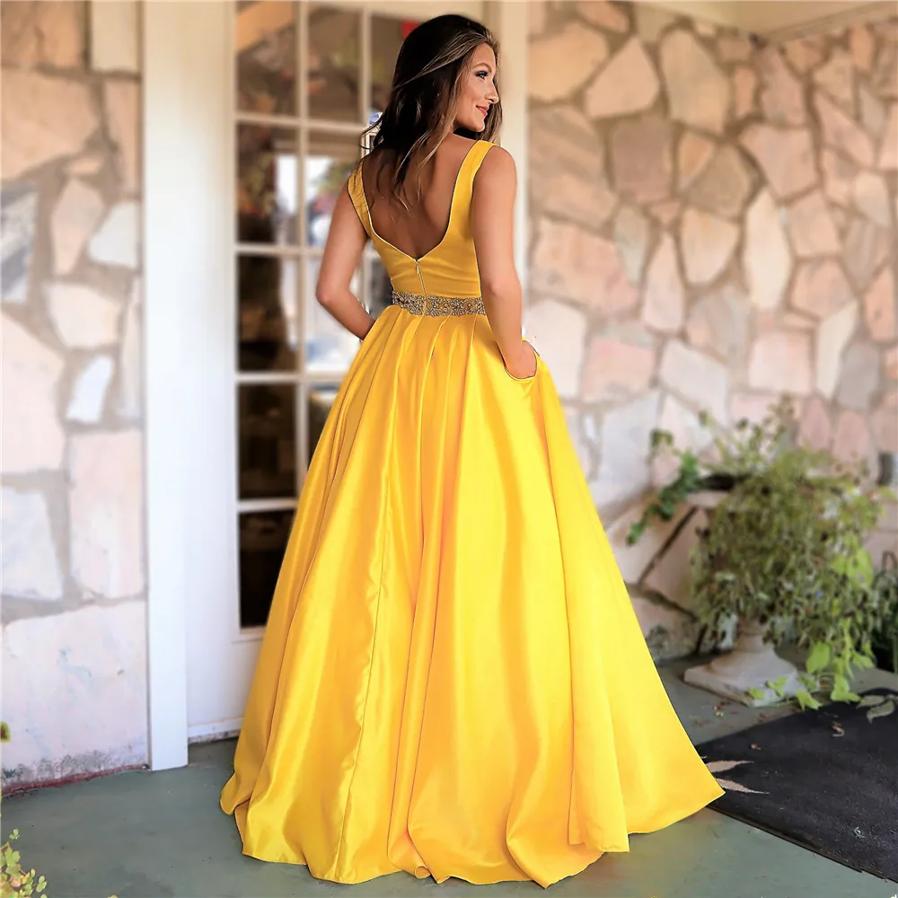 Janevini elegante uma linha amarelo vestidos de baile com bolsos 2019 v pescoço frisado sem costas plus size cetim baile de formatura vestido de festa gala jurken