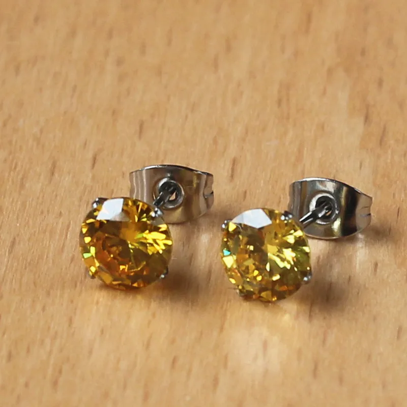 Klassische Ohrstecker aus Edelstahl mit goldenen Zirkonia-Steinen, 3 mm bis 8 mm, verblasst nicht, hypoallergen, hochwertiger Schmuck. – Detail 6