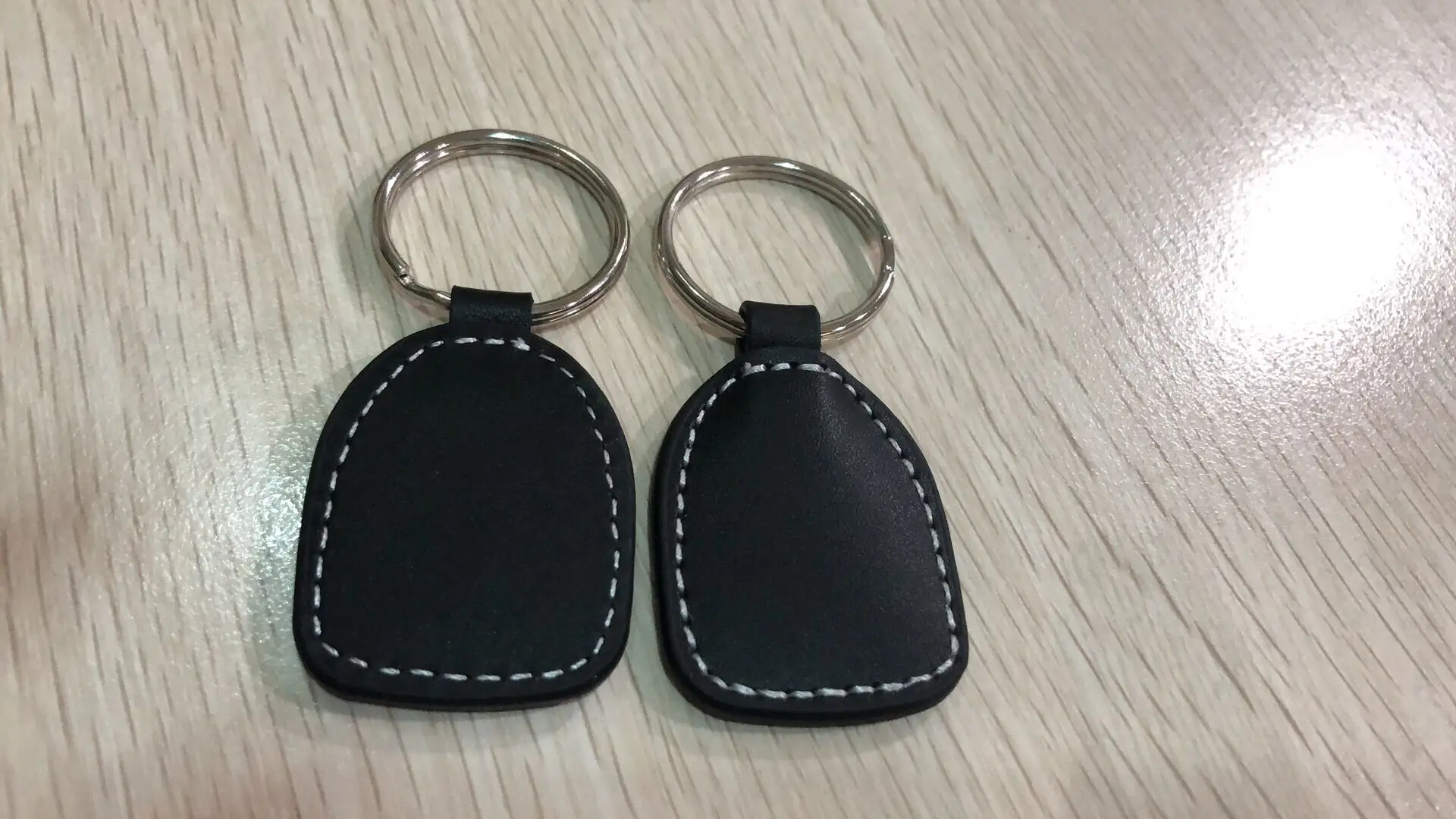 

125khz T5557 T5567 T5577 Readable Writable Leather rfid ID Tag Keychains ID Token for copy duplicate EM4100 EM4305 rfid card