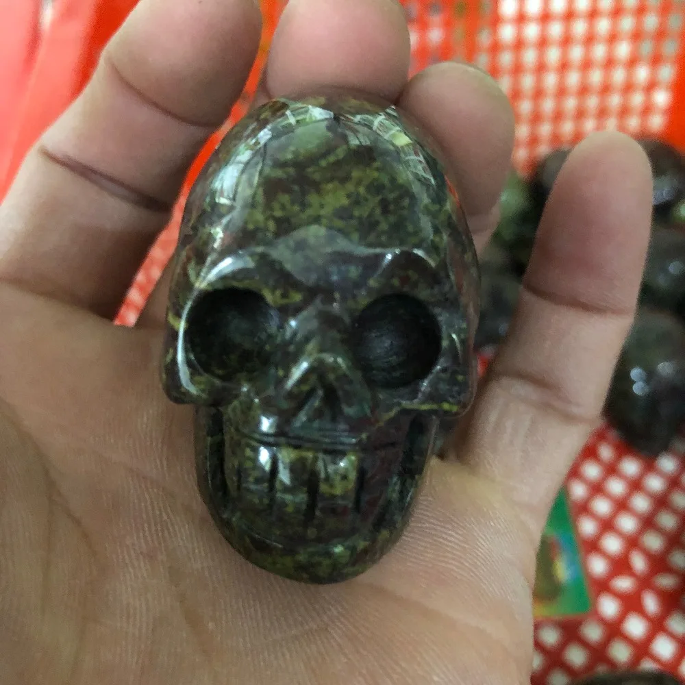 

1pcs The natural beauty of the ruby emerald carving crystal skull heals