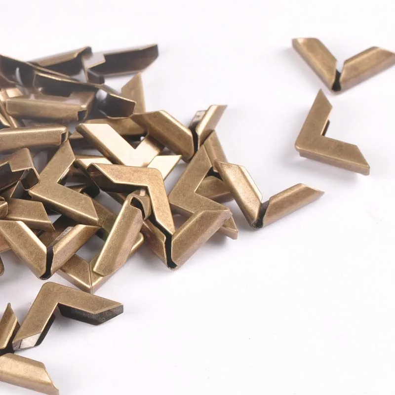 50pcs Bronze Corner Protector For DIY Scrapbook Photo Albums Folders Menus Metal Trilateral Book Corner Crafts 16x16x3mm C1111