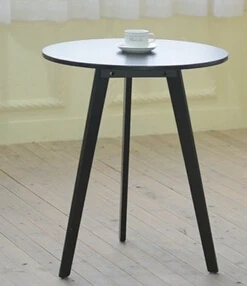 The Nordic leisure tripod. White round coffee table.