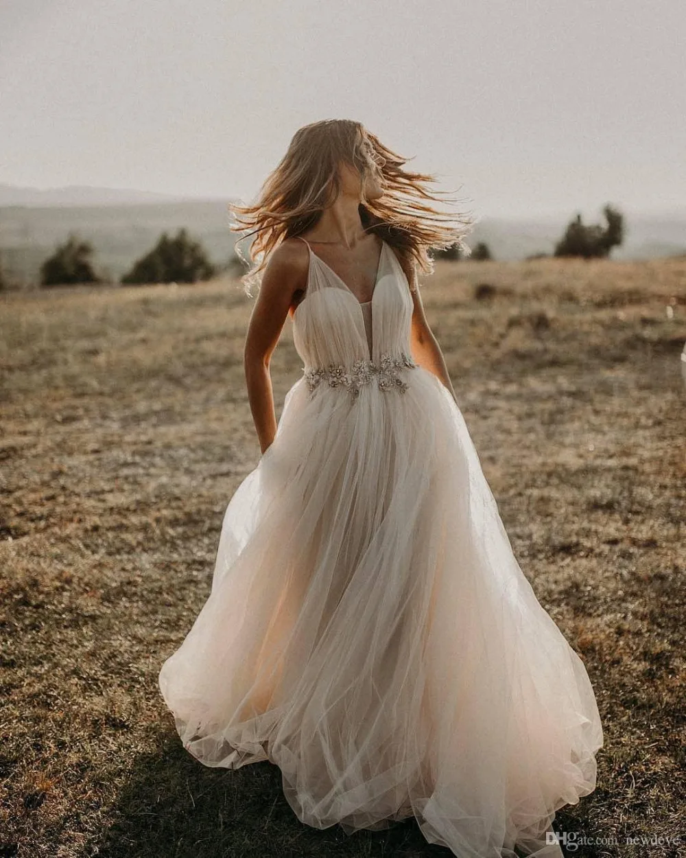 Vestidos de novia bohemios con tirantes finos, vestidos de novia bohemios de encaje con Espalda descubierta, vestido de novia acampanado de jardín campestre, 2019