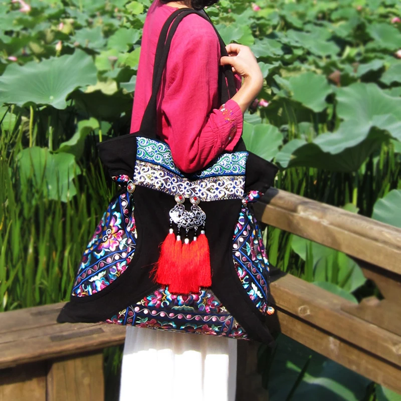 Boho women\'s bags designed 2023 Embroidery Ethnic bags Large canvas women shoulder bags Vintage handmade Tassel bag