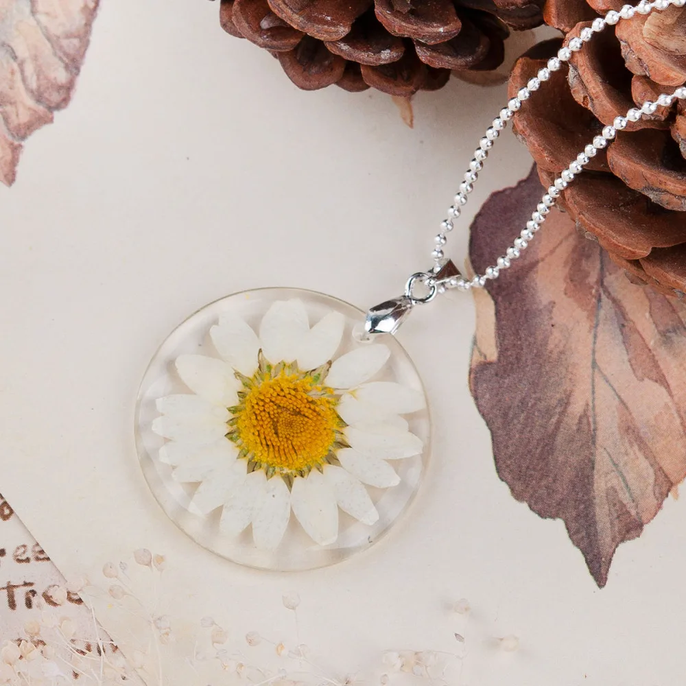 8Seasons Handmade Boho Transparent Resin Dried Flower Daisy Necklace Ball Chain Silver Color White Round 45cm long, 1 Piece