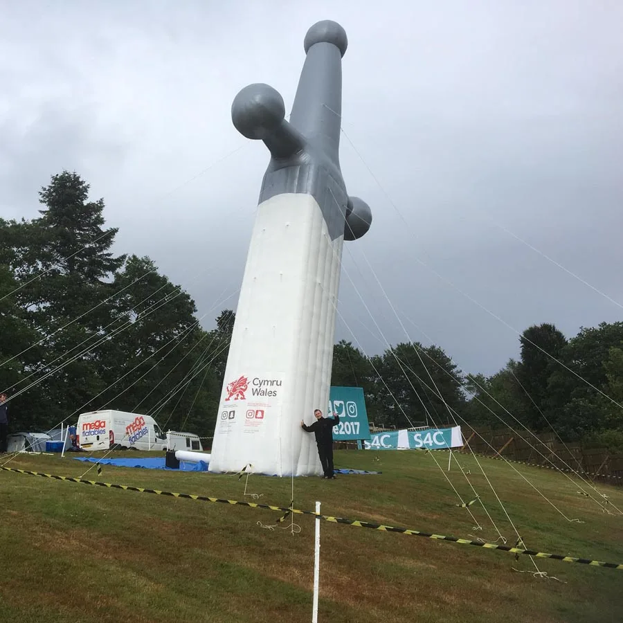 Modello di spada gonfiabile gigante Replica di spada tesurata per la decorazione di grandi eventi