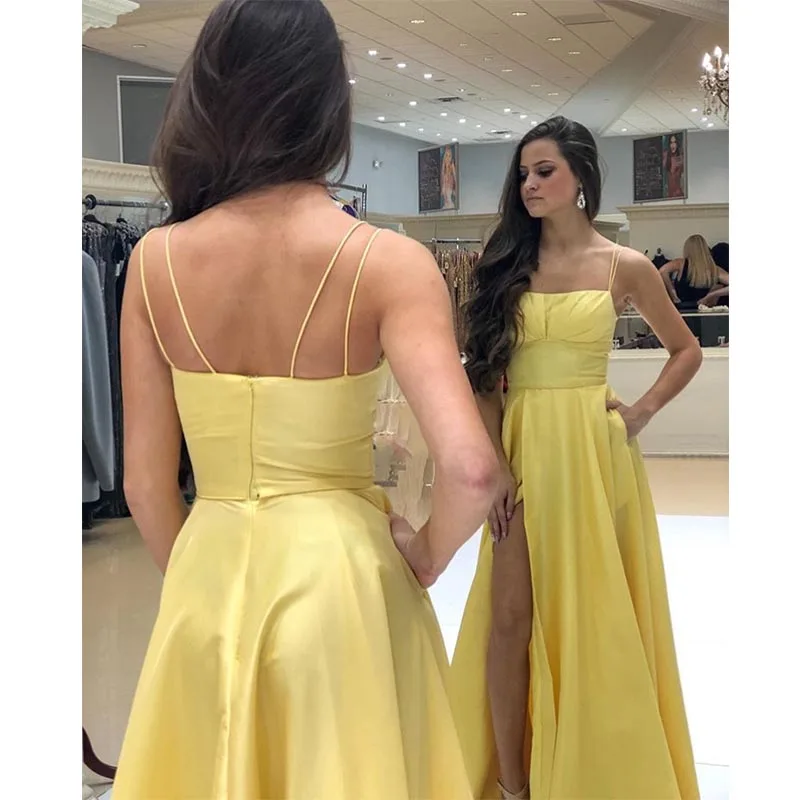 Vestido de formatura longo, simples, linha a, amarelo, alças espaguete, frente, fenda, cetim, robe, varredura, trem