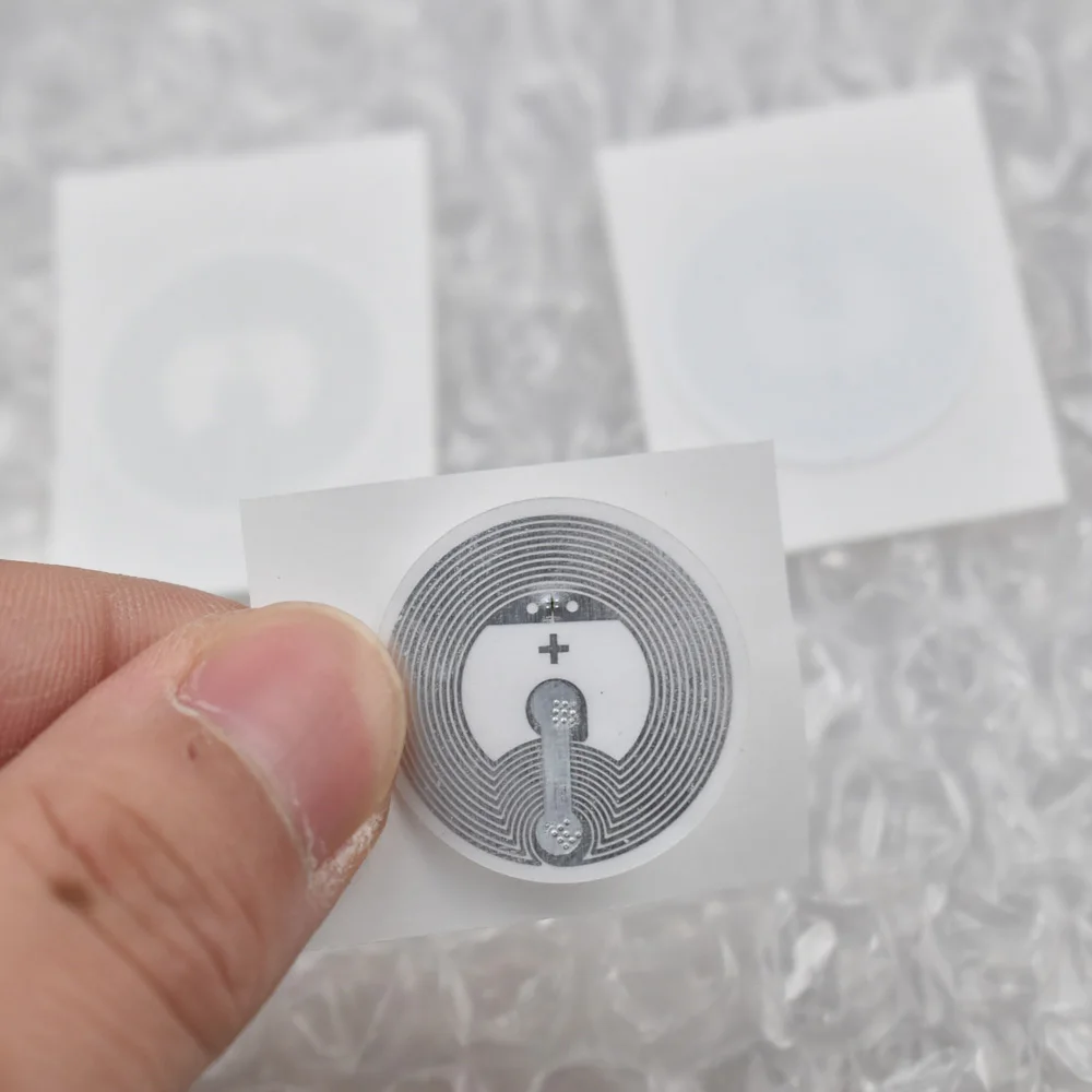 2pcs/Lot 25mm Round Epaper Label Tag 13.56MHz ISO14443A NFC 215  Sticker for all NFC Enabled Phones