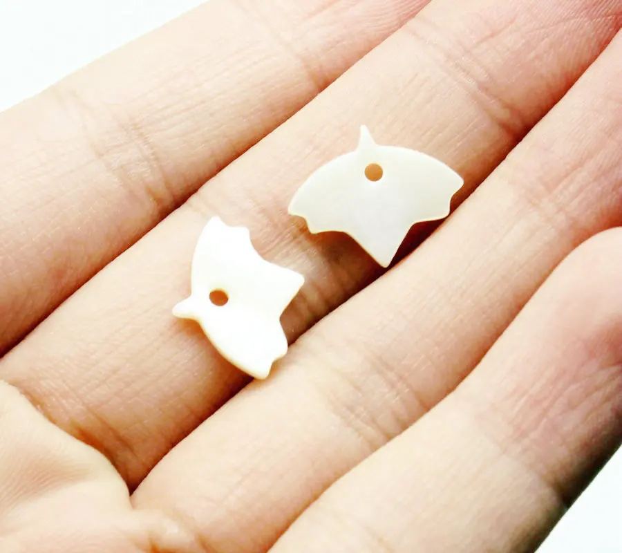 150pcs natural shell carved bird or leaves shape beads 14x12mm Vintage Mother-of-Pearl Shell carved bird fetish beads