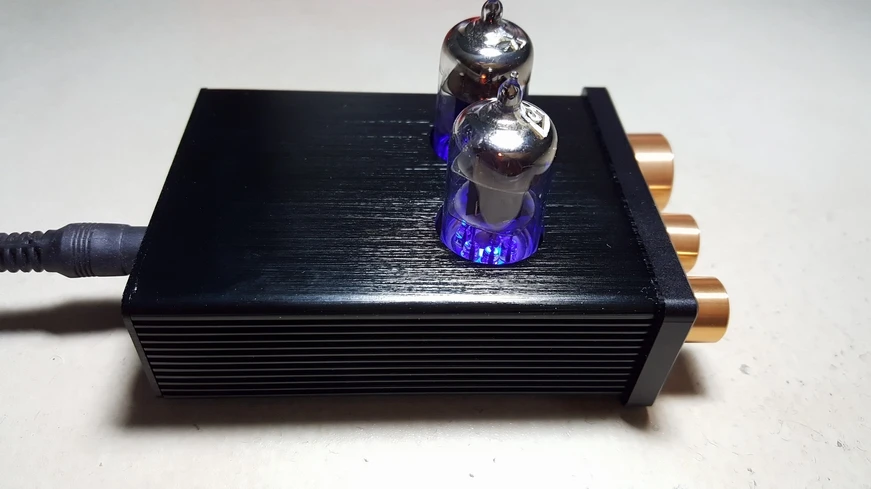 مضخم صوت مصغر بأنبوب تفريغ عالي الجودة 6J1 صمام مسبق مع ثلاثة أضعاف وصوت جهوري أسود مع خاصية التحكم في الصوت