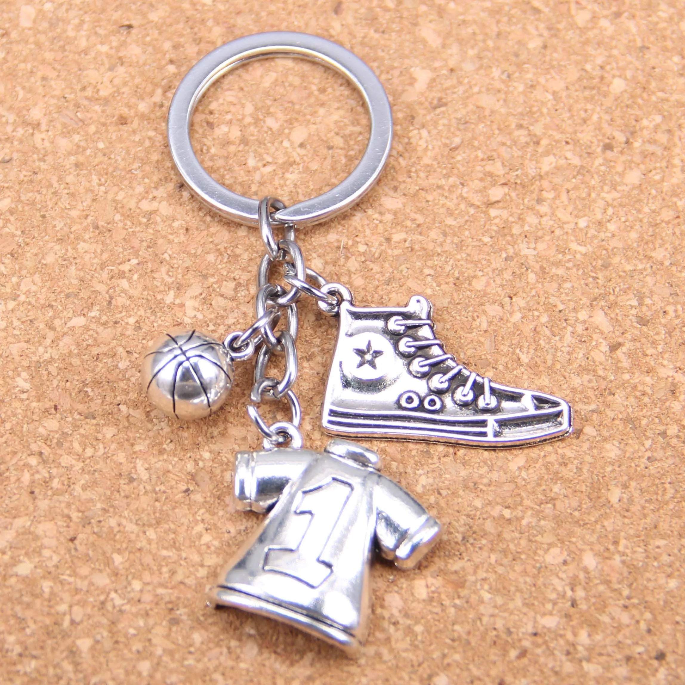 20pcs New Fashion DIY Keychain 3D basketball Pendants Men Jewelry Car Key Chain Souvenir For Gift