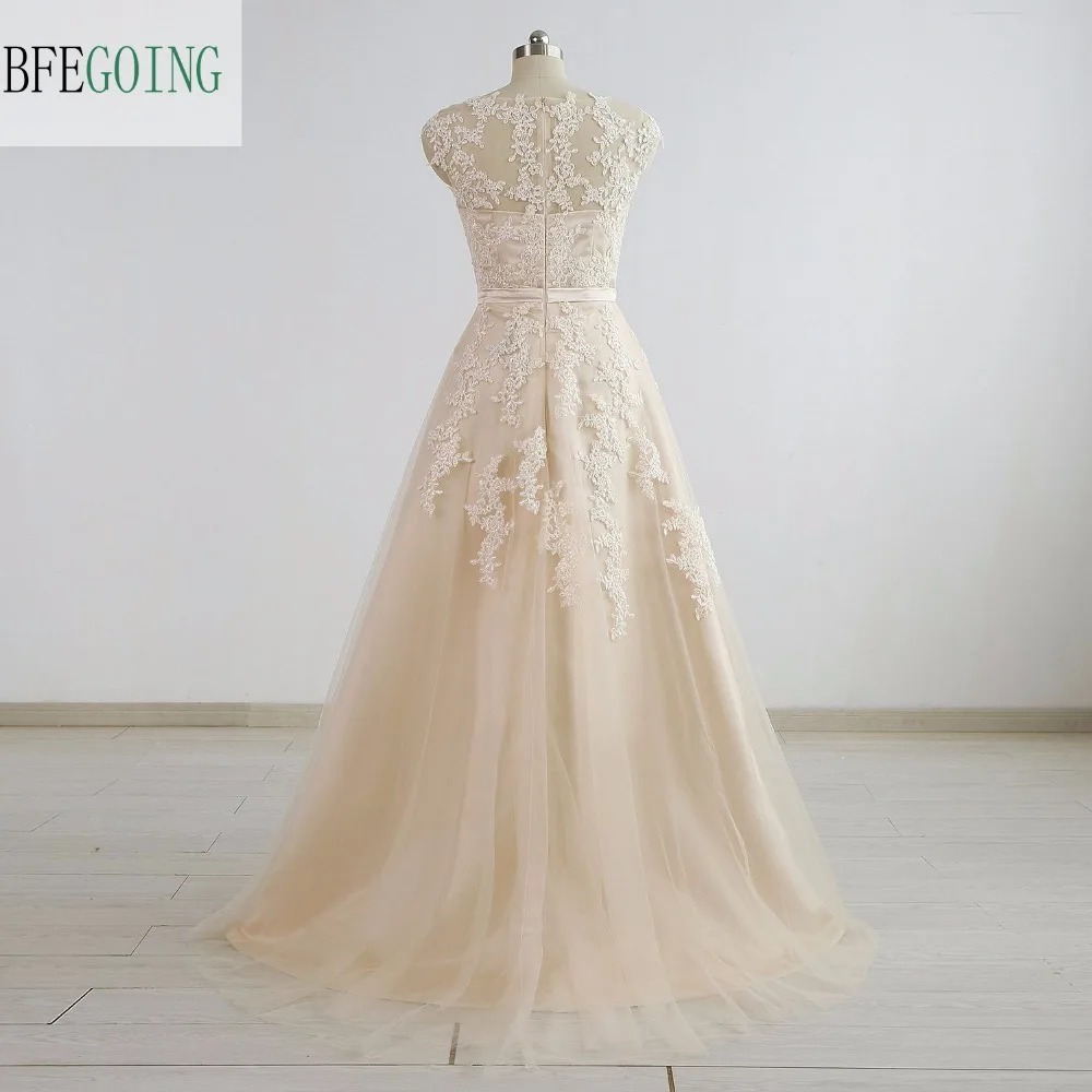 Robe de Mariée Trapèze en Tulle Champagne, Longueur au Sol, Balayage/Traîne en Brosse, Col en V, Photos Réelles/Originales, Sur Mesure