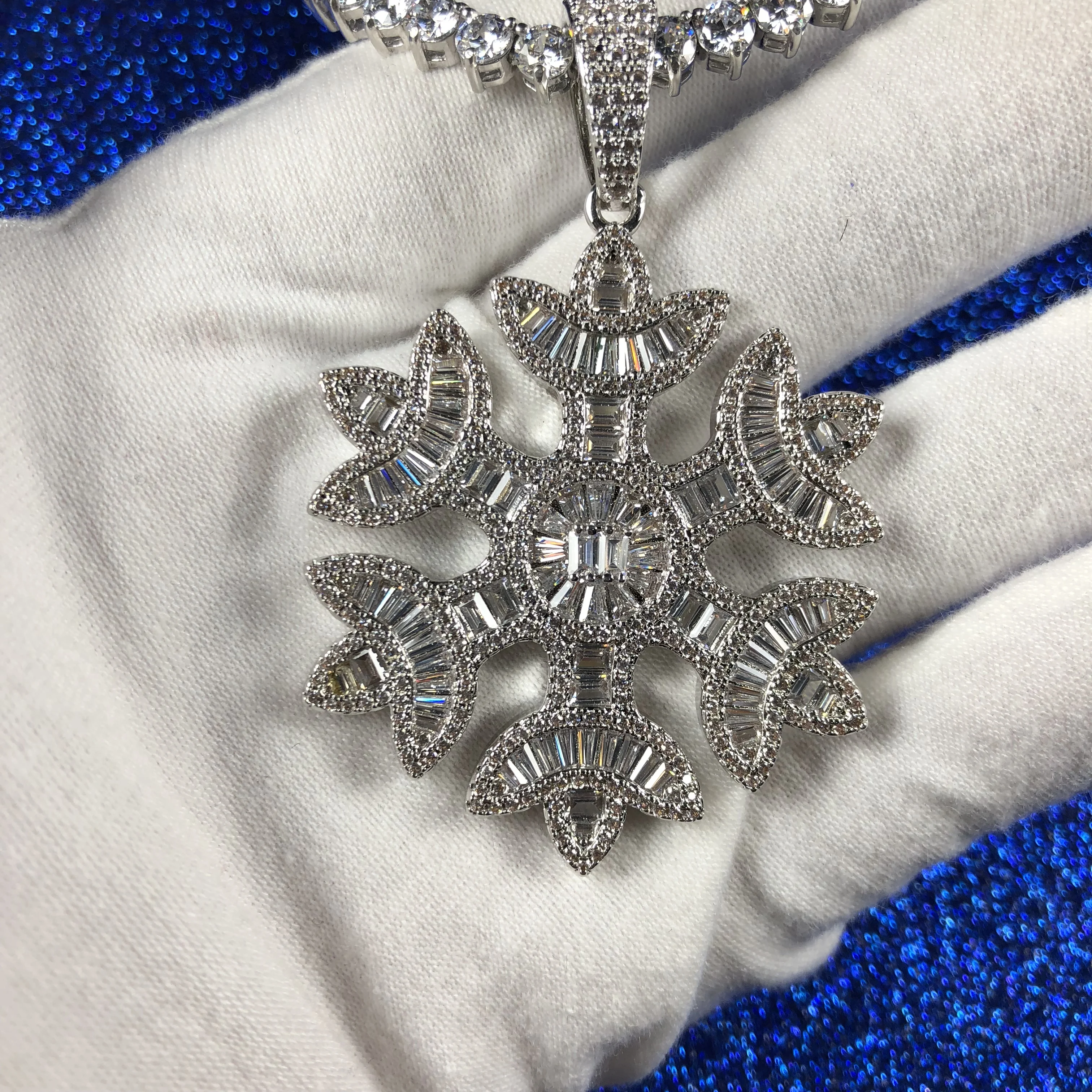 Wholesale high quality snowflake pendant