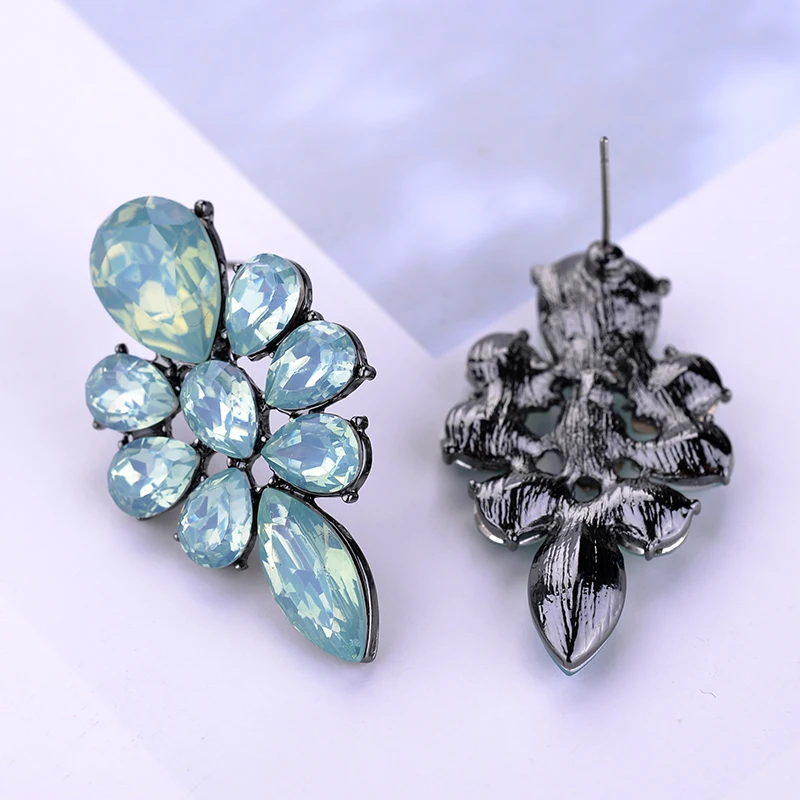 LUBOV 2018 New Elegant Women Piercing Earrings Classic Flower Design Retro Crystal Stud Earrings Fashion Jewelry For Christmas