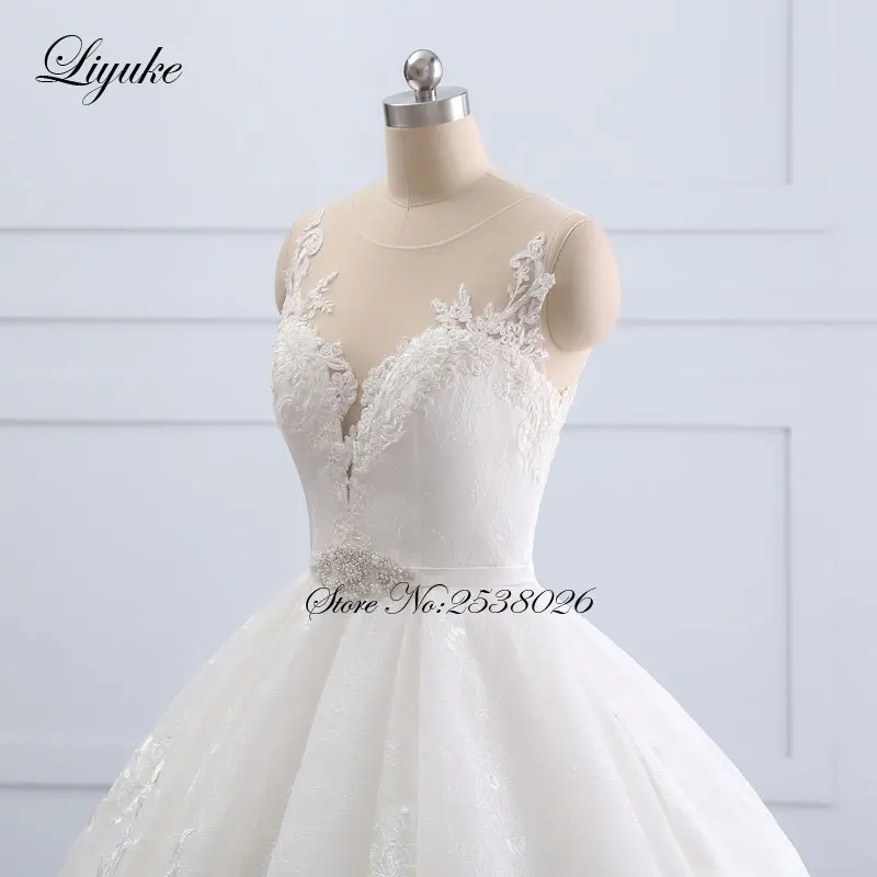 豪華なカスタムメイドのスクープボールガウンウェディングドレスアップリケレースコートトレインイリュージョンバックボタン付きリユケウェディングドレス