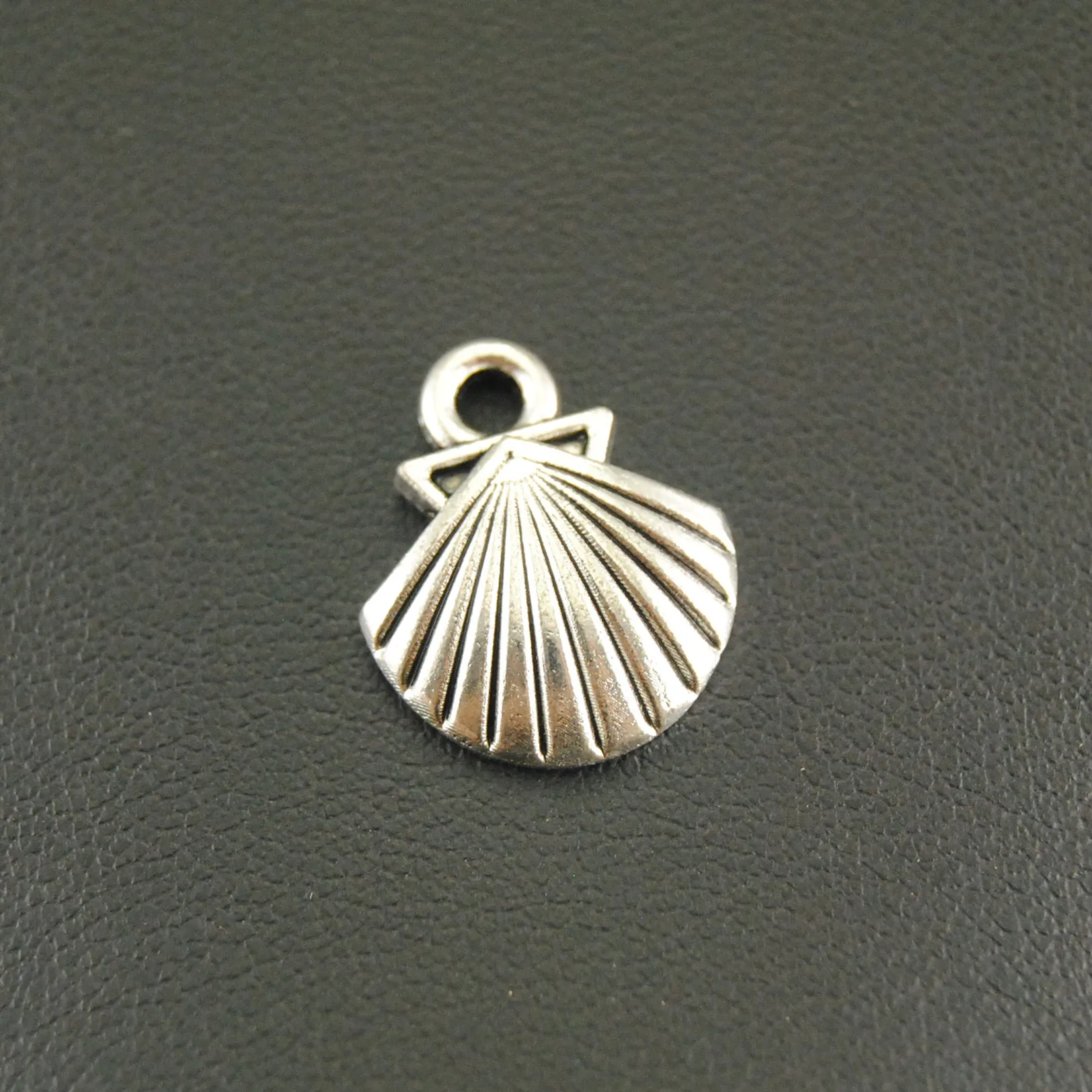 25pcs Silver Color Sea Shell Charms Pendant diy Pendants For Locket Necklace Accessories 14x12mm A668