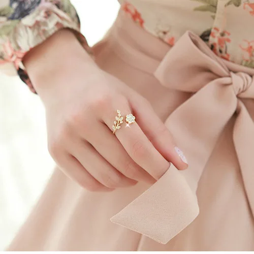 Fashion Temperament Inlaid Rhinestones Twisted Leaves Flowers Opening Ring Sweet Romantic Wedding Ring Valentine's Day Gift